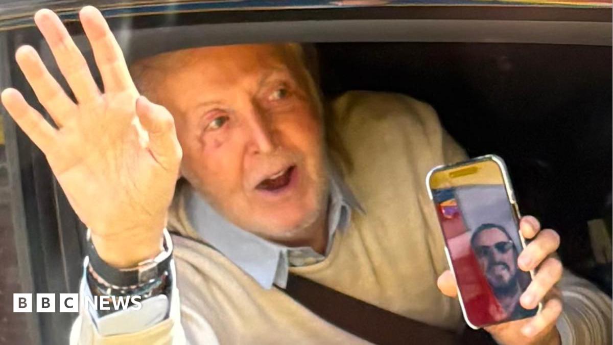 Beatles tour fans spot Sir Paul at traffic lights