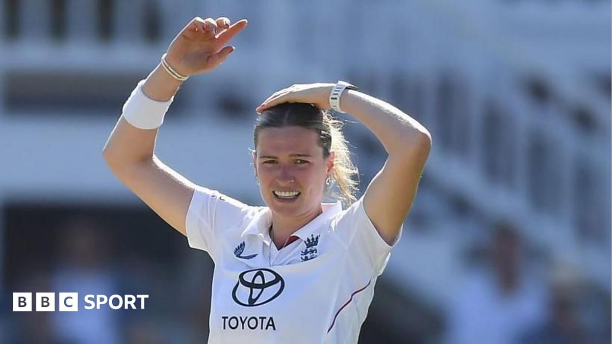 England toil as India take control in front of record crowd