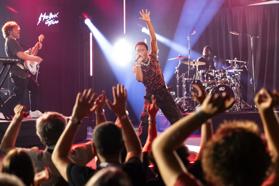 Lawyers for singer D4vd say he didn't kill 14-year-old girl after his arrest