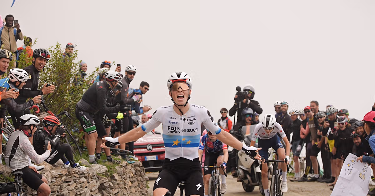'The weirdest finish line of my life', Vollering wins as ice sheet forces queen stage to end 1km short of the Finestre summit