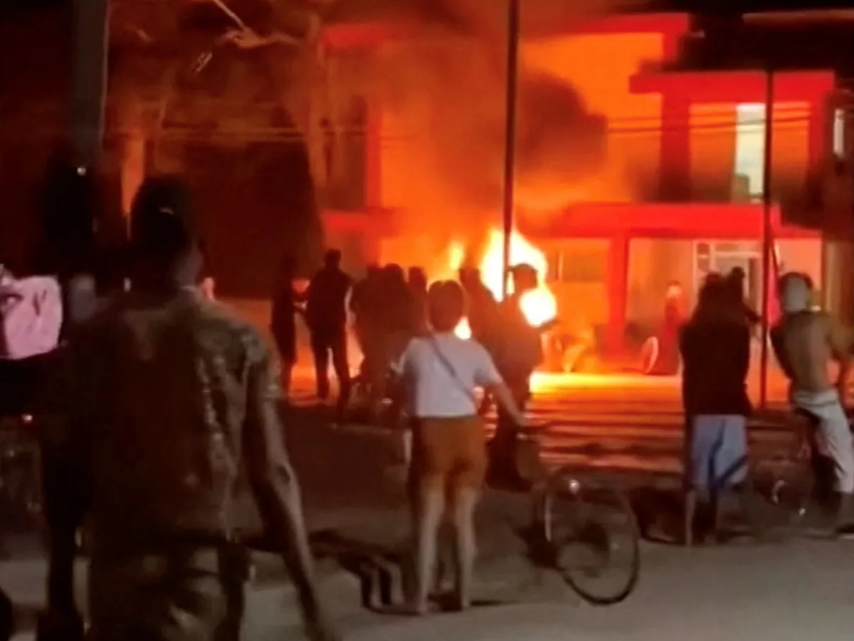 Un grupo de manifestantes ataca la sede del partido comunista en un pueblo de Cuba