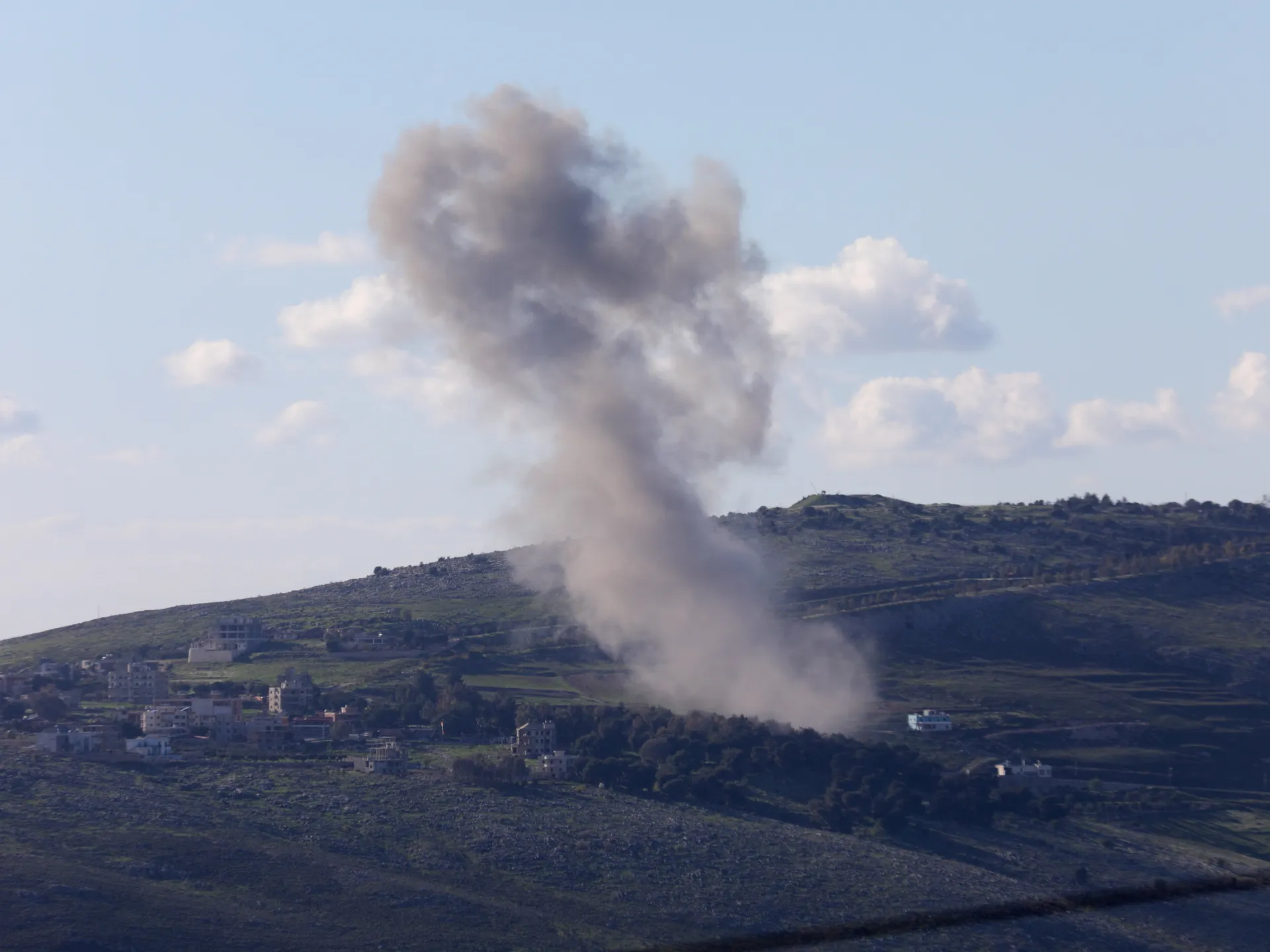 Israel unlawfully used white phosphorus in Lebanon: HRW