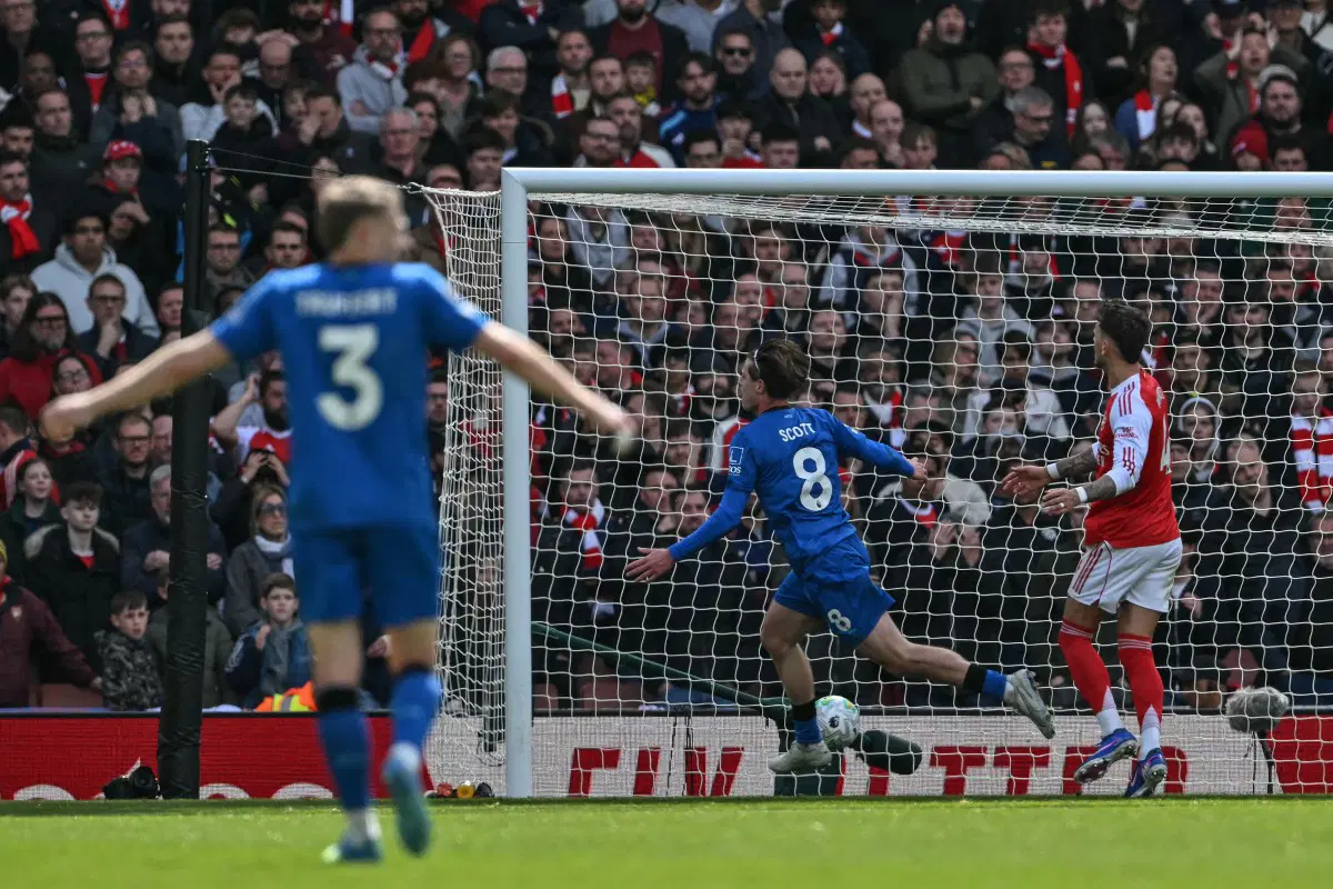 Arsenal stumble in title race with 2–1 loss to Bournemouth