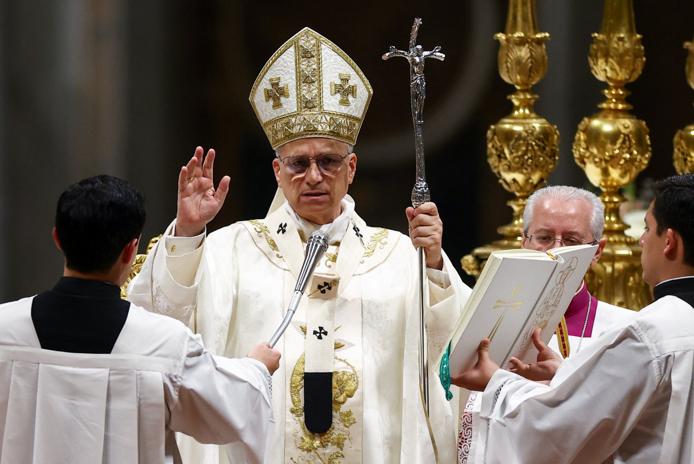 At Easter vigil, Pope Leo urges world not to grow numb to war