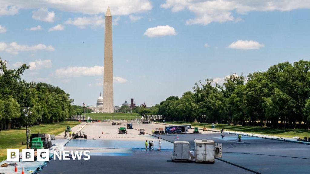 Workers paint Lincoln Memorial Reflecting Pool blue