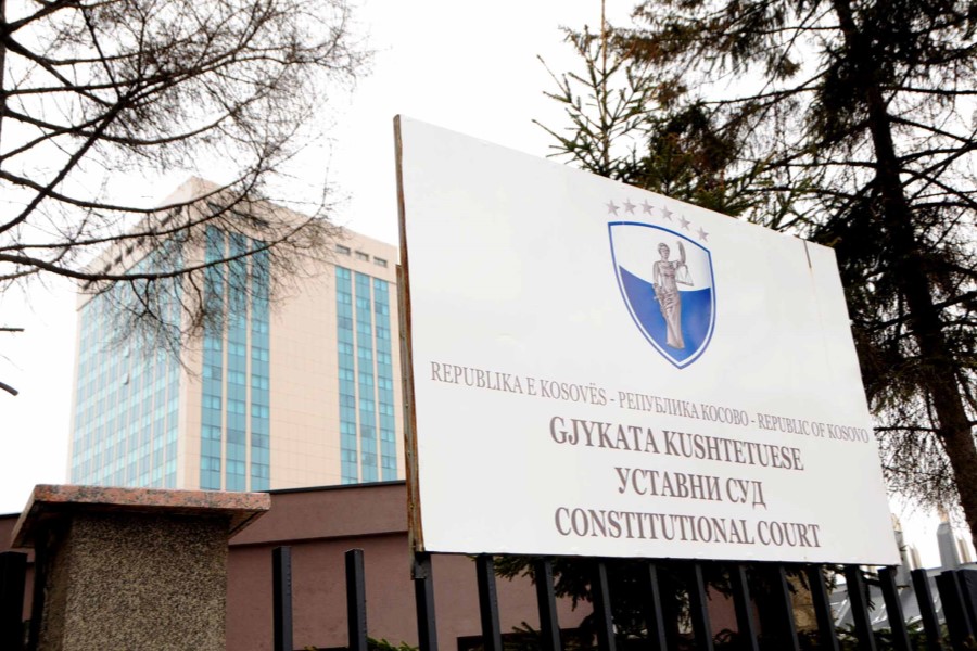 The Constitutional Court imposes a measure against the President's decree, banning any action by the Assembly until March 31