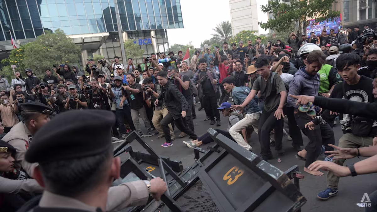 Students hold 'Heading to Bankrupt Indonesia' protests against Prabowo's policies