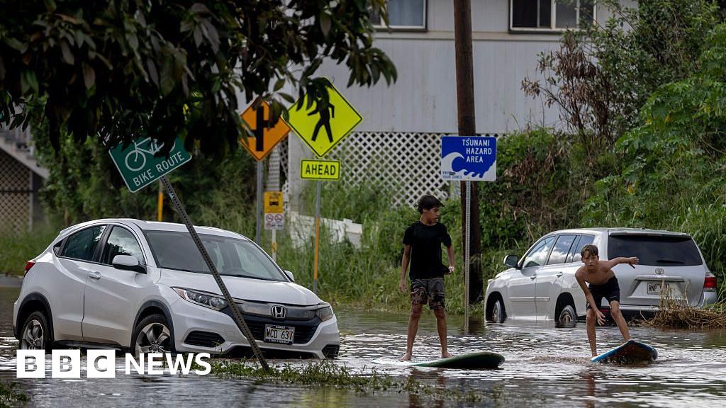 Hawaii storms have caused $1bn in damage, governor says