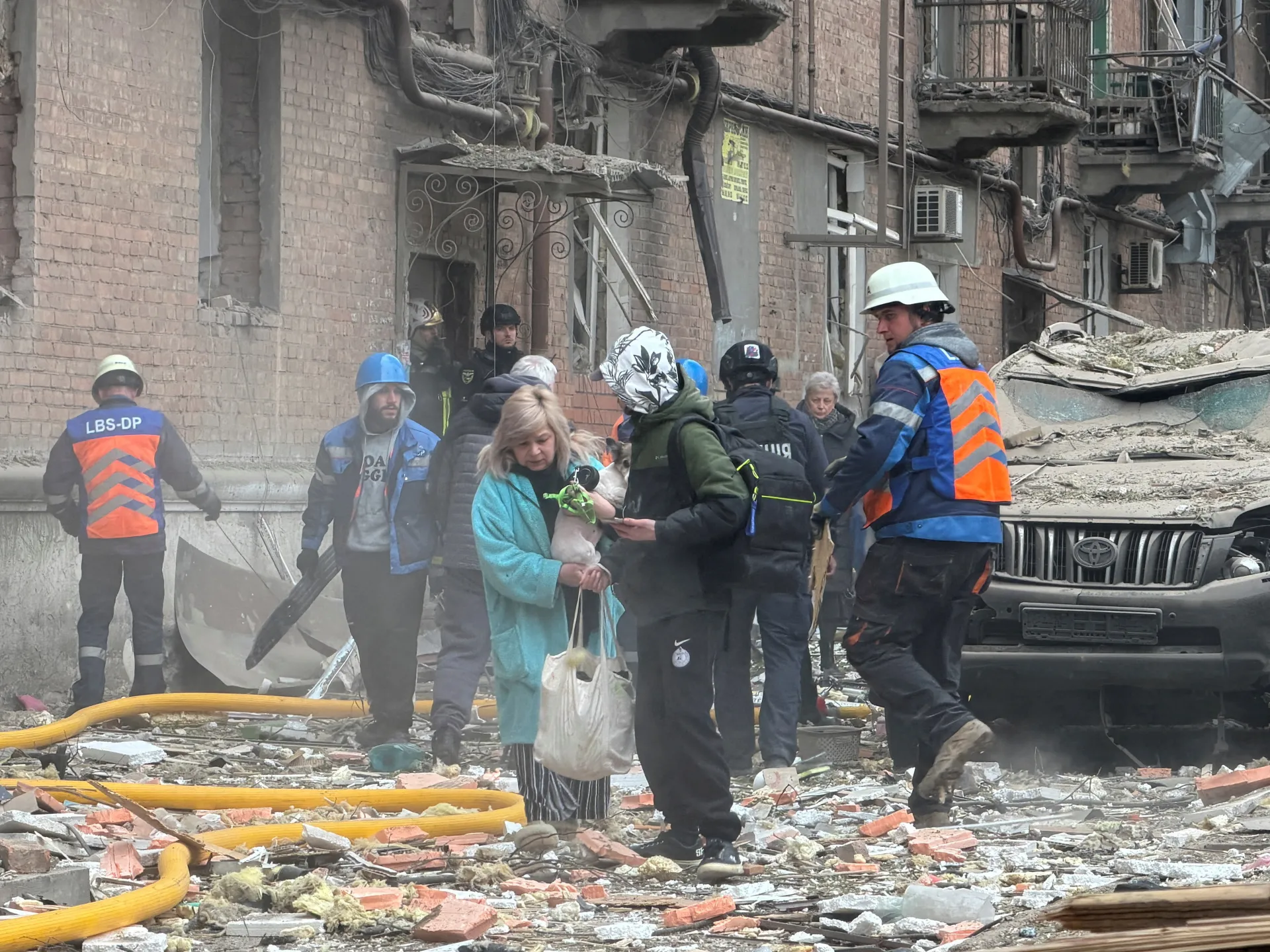 Overnight Russian attacks on Ukraine kill five, injure 30
