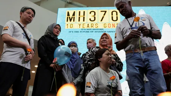 Families of flight MH370 passengers urge Malaysia to extend search