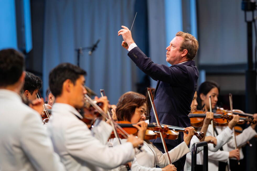Daniel Harding, British conductor and pilot, to follow Dudamel as LA Philharmonic music director