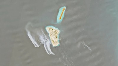 Iranian Regime Denies Dumping Oil Near Kharg Island but Blames European Tankers