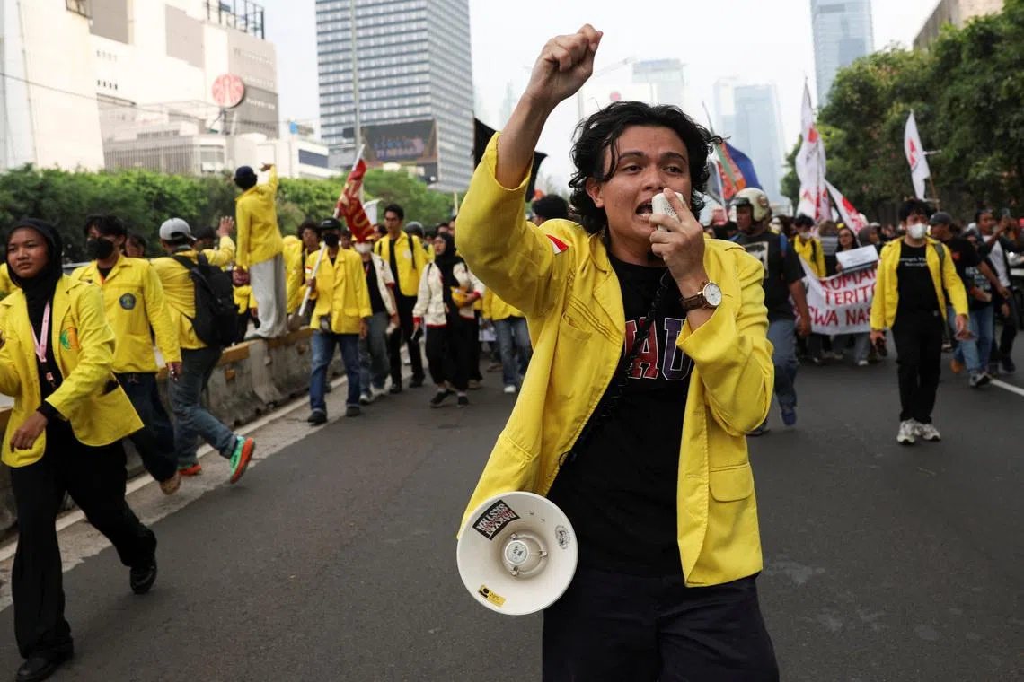 Students hold 'Heading to Bankrupt Indonesia' protests against Prabowo's policies