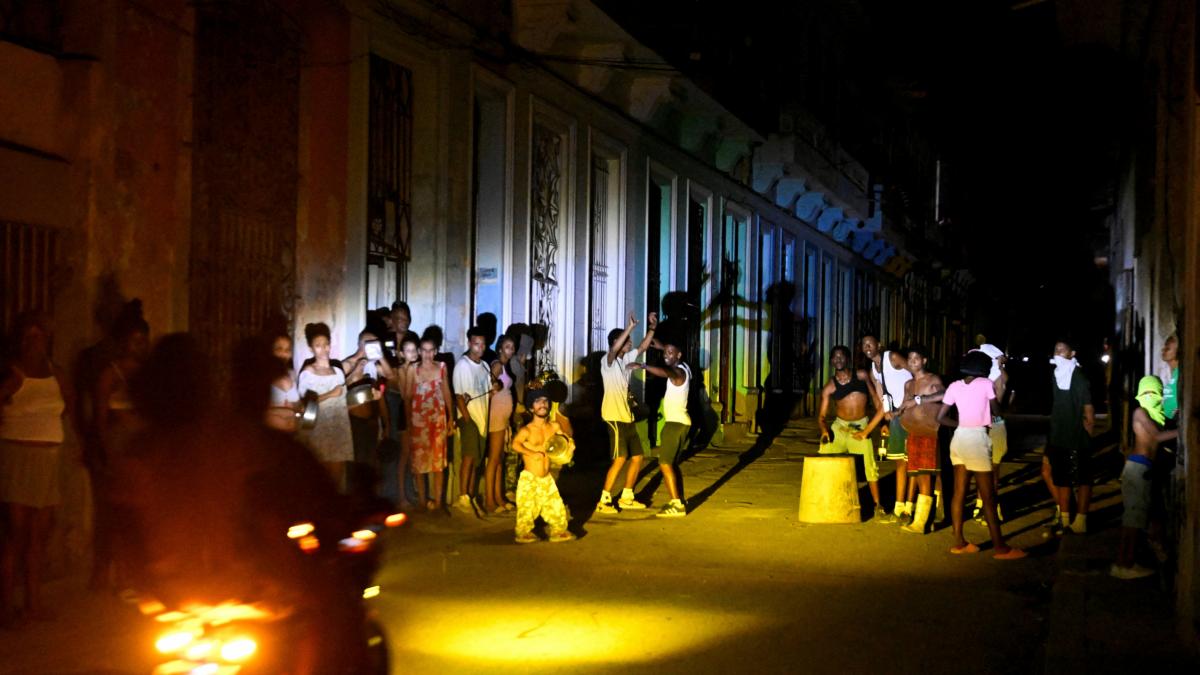 Cuba manages to reconnect its electrical grid after 30 hours... but blackouts continue in much of the country