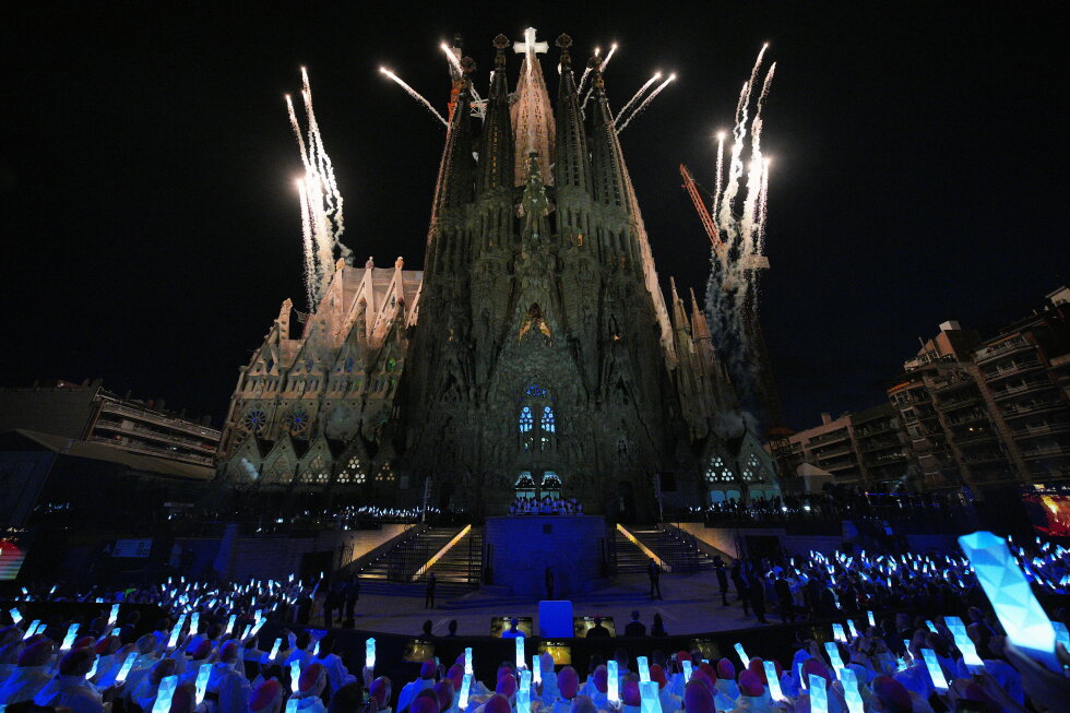 Pope honors Barcelona's Sagrada Familia as masterpiece of stone, color and light on Gaudí centenary