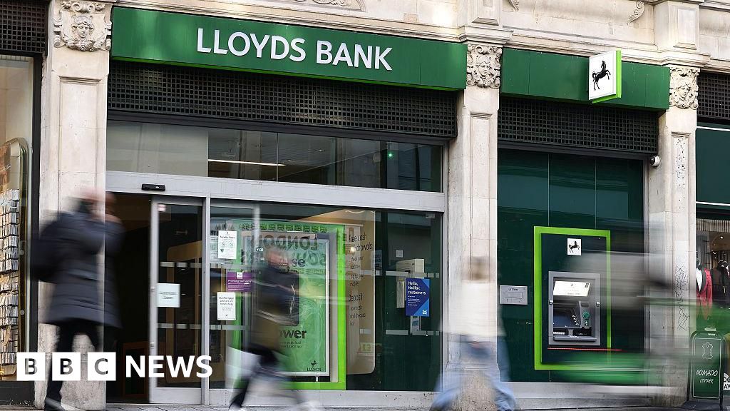 Lloyds bank reveals IT glitch affected almost half a million customers