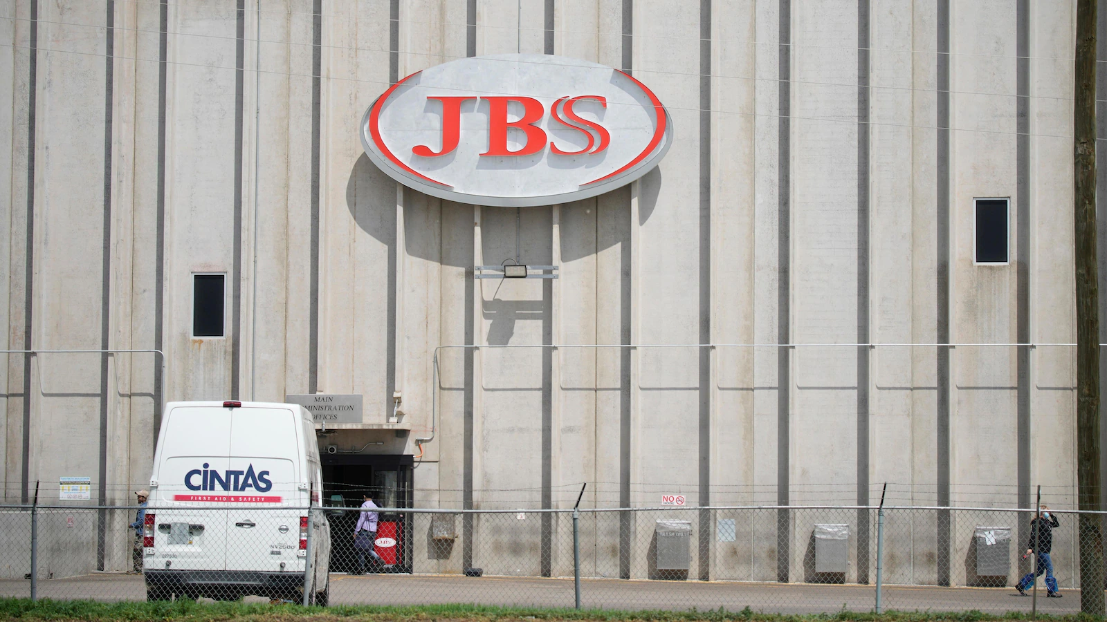 Workers plan to halt strike at major US meatpacking plant and resume negotiations