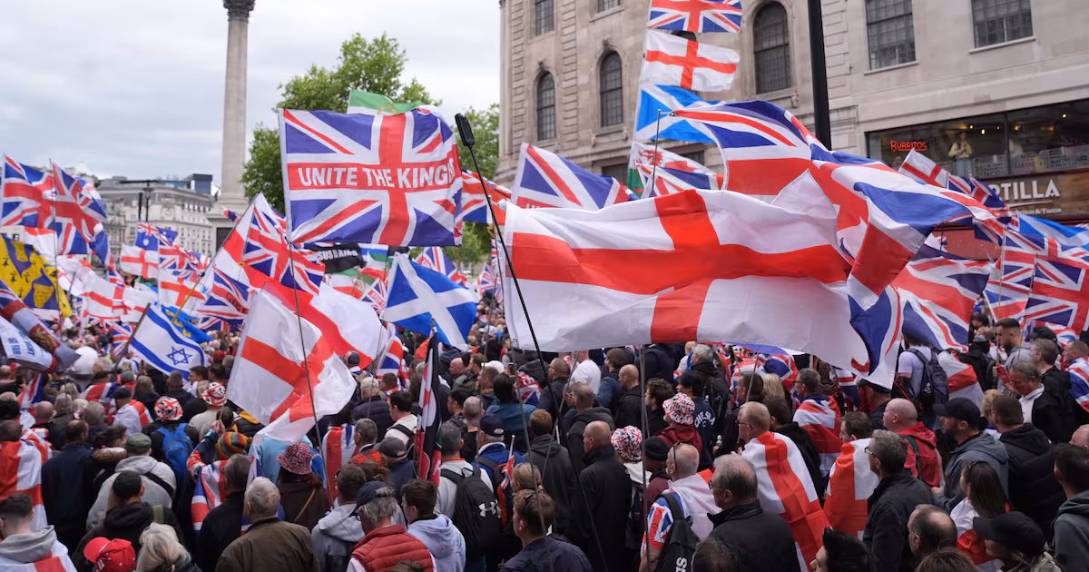 Tens of thousands march in London in separate far-right, pro‑Palestinian protests