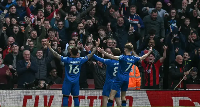 Arsenal stumble in title race with 2–1 loss to Bournemouth