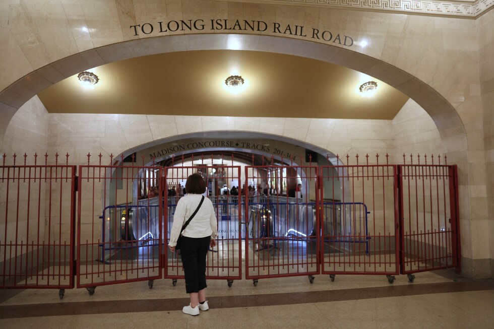 Talks to end a strike shutting down the largest US commuter rail system will resume Monday