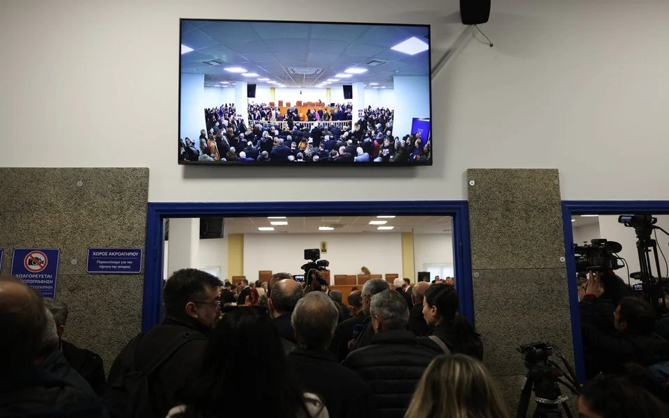 Rail disaster trial begins in chaotic fashion