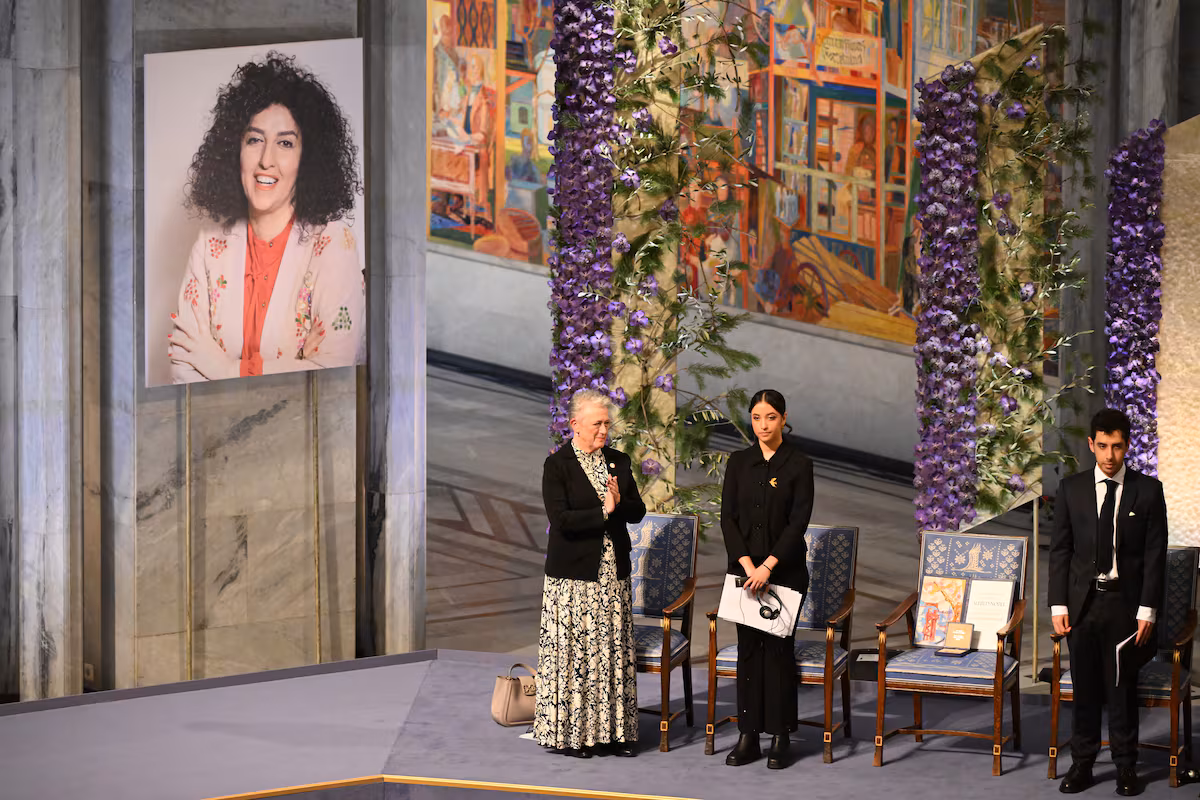 Narges Mohammadi, Nobel de la Paz, abandona la cárcel para recibir tratamiento médico en Irán