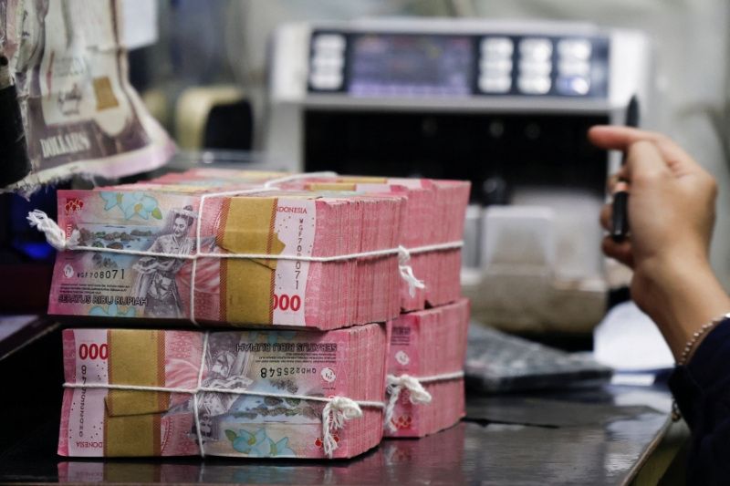 Indonesia rupiah hits new record low; president downplays day-to-day impact of currency weakness