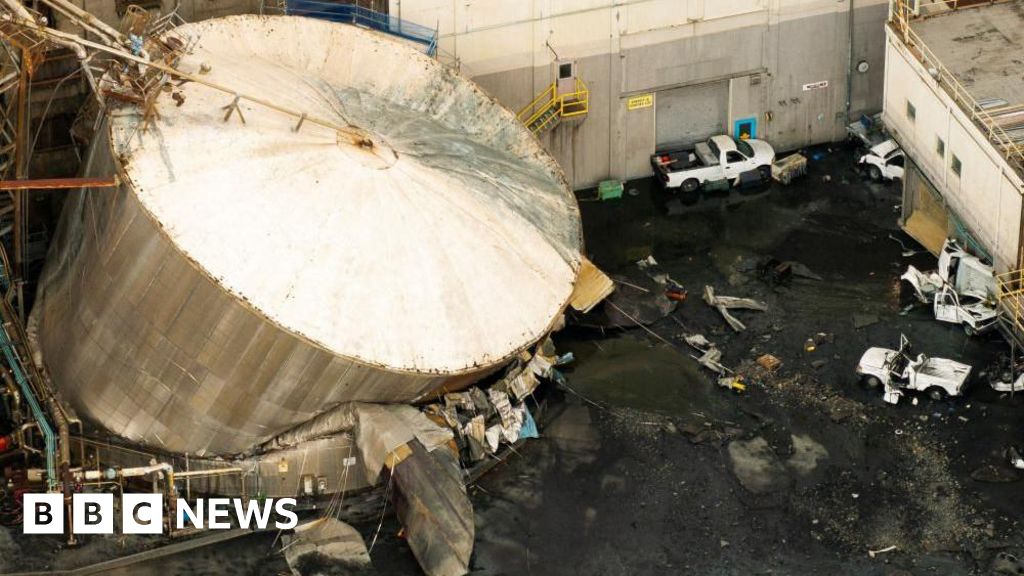 One killed and nine missing after chemical explosion at US paper mill