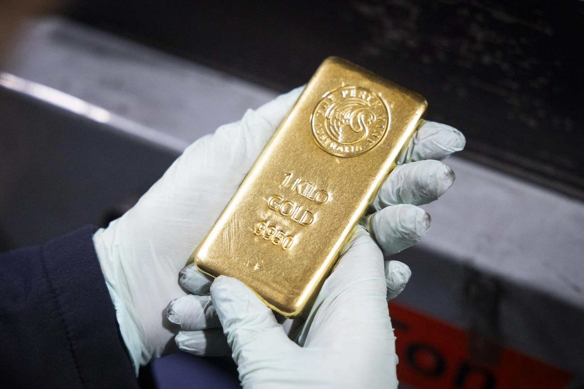 Gold falls on stronger US dollar amid renewed US-Iran tensions