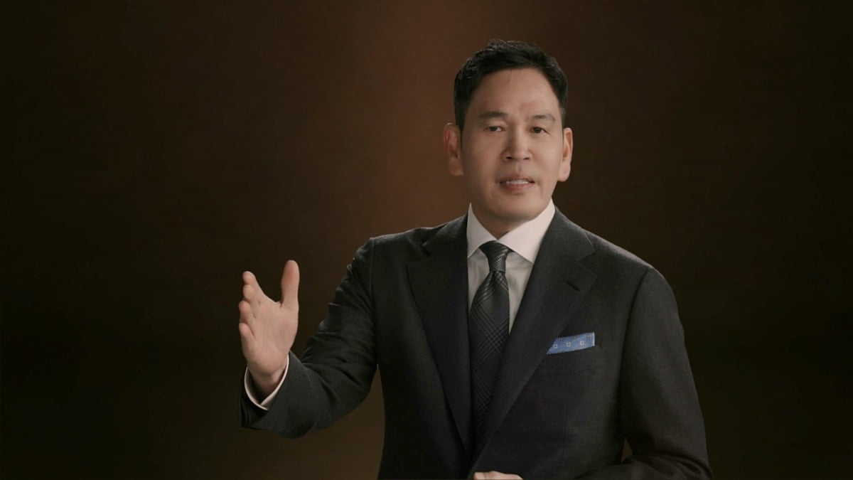 Shinsegae Group chairman issues apology over Starbucks Korea's 'Tank Day' marketing campaign