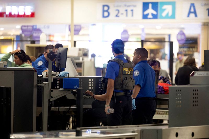 Trump proposes to begin privatizing US airport security operations
