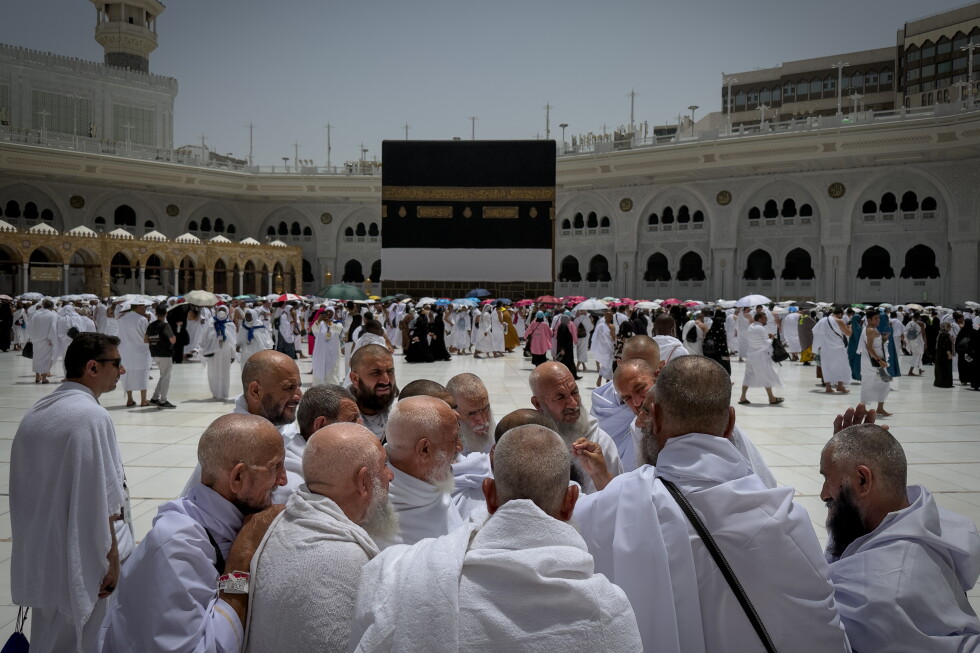 Muslims begin the annual Hajj in sweltering heat against a backdrop of war concerns