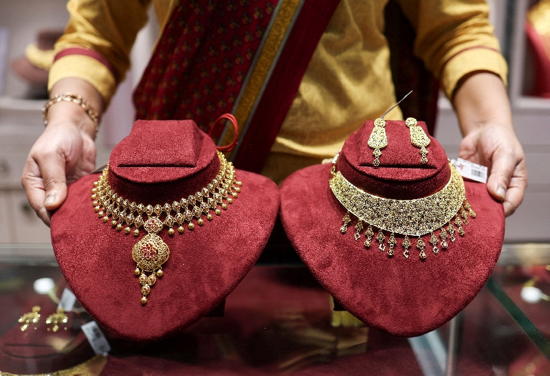 Gold steadies after hitting over 1-1/2-month low on robust yields