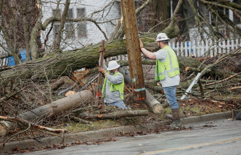 Strong winds leave heavy damage in the Midwest