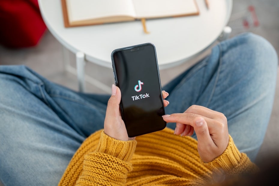 AI glitch on Tiktok: App describes influencer as “blueberries with topping”