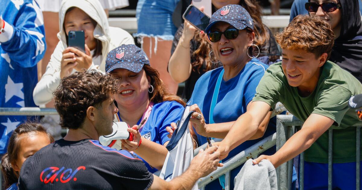 Thousands welcome U.S. men's soccer team to SoCal ahead of World Cup