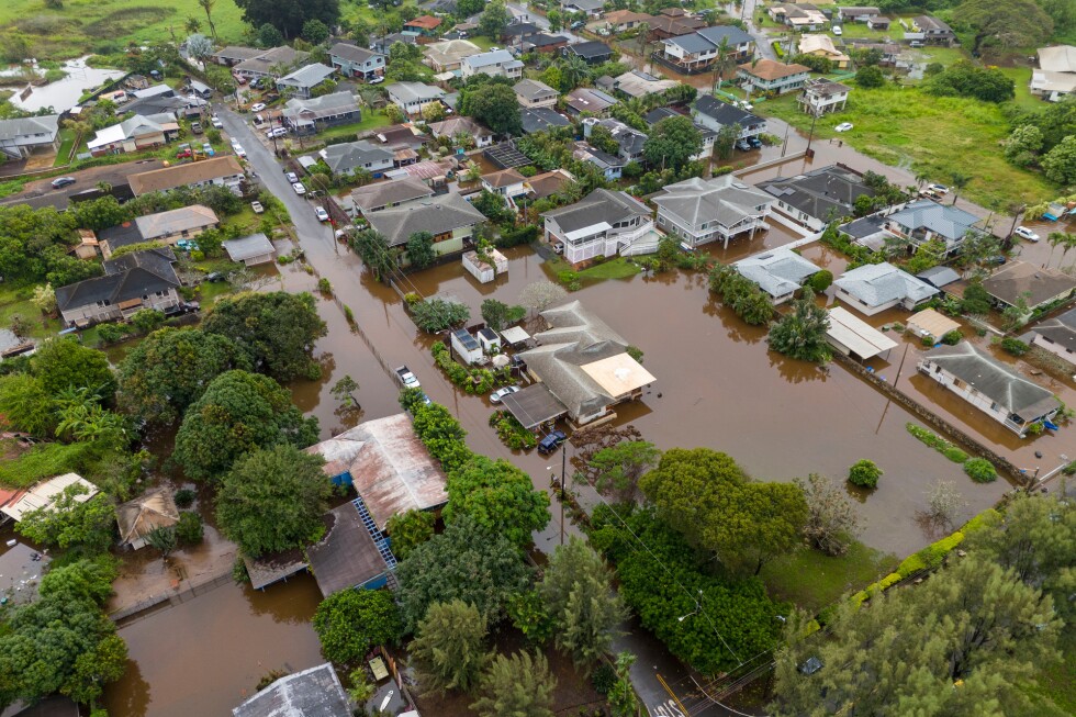230 people are rescued as flash flooding hits Hawaii and officials warn 120-year-old dam could fail