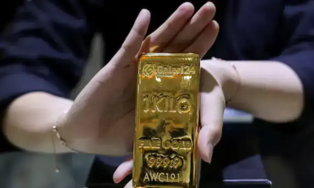 Gold gains on weaker dollar, easing inflation concerns