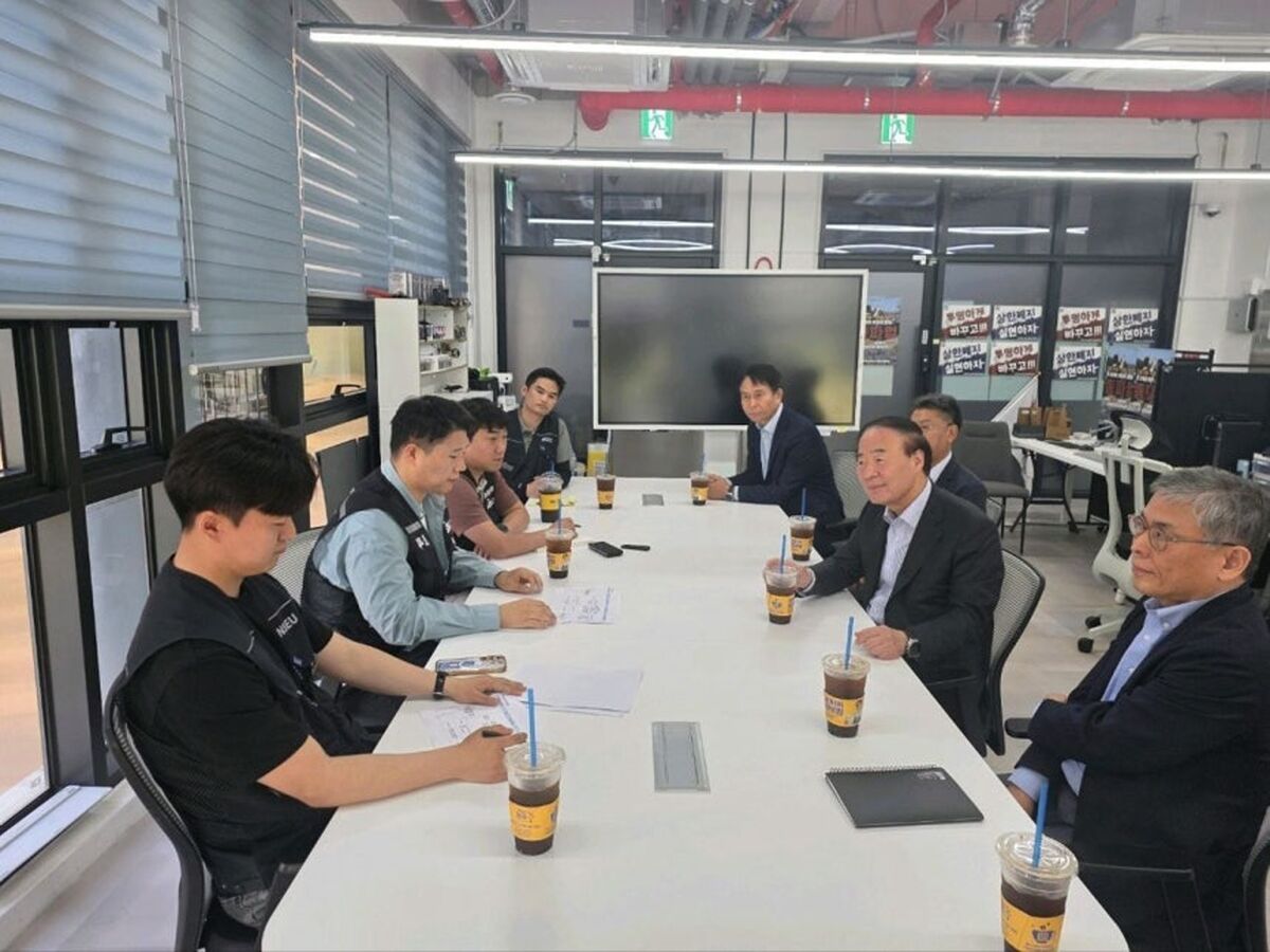 Samsung Executives Make Rare Union Visit as Strike Fears Mount