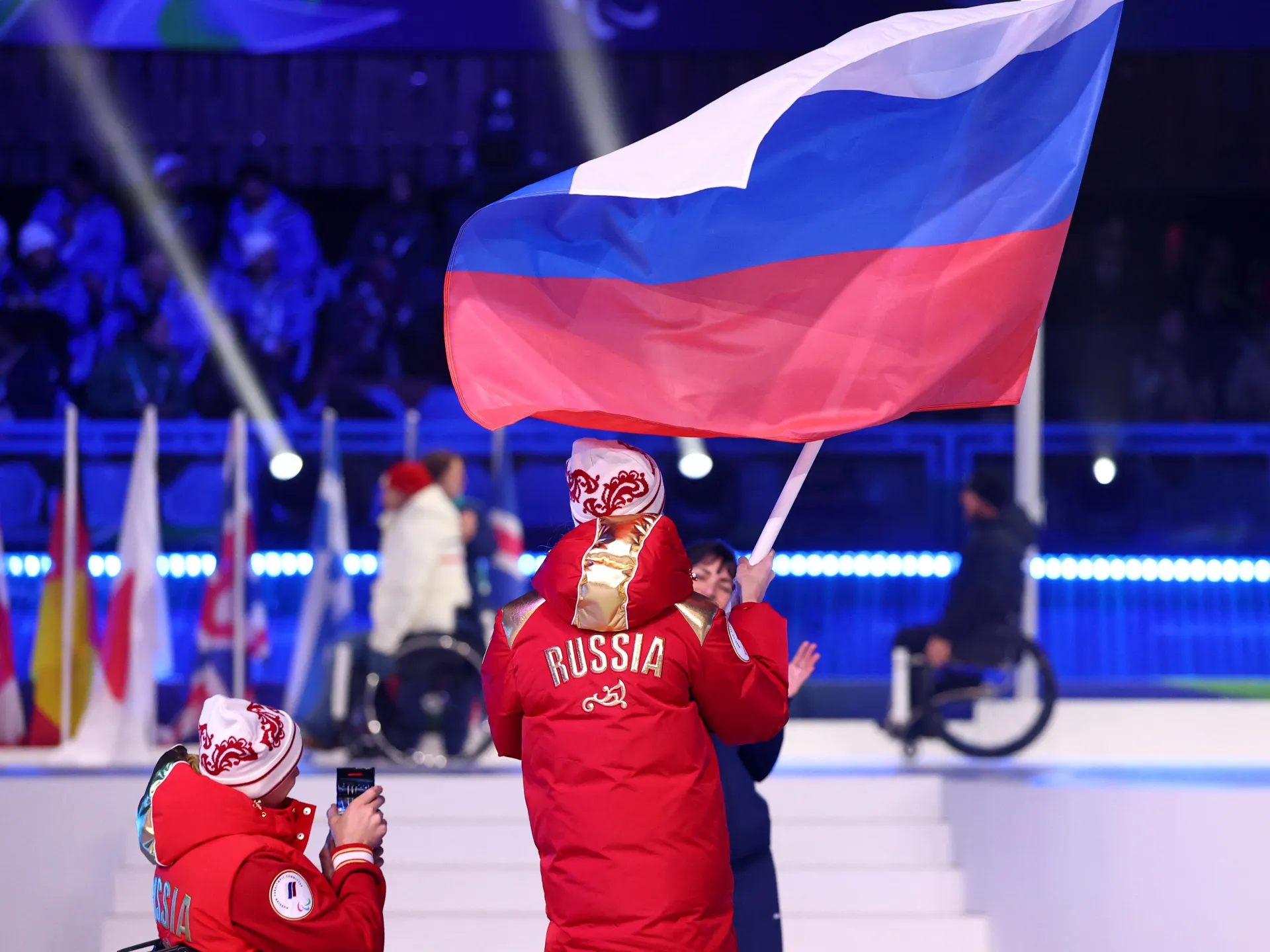 Flag, anthem restrictions dropped for Russian, Belarusian swimmers