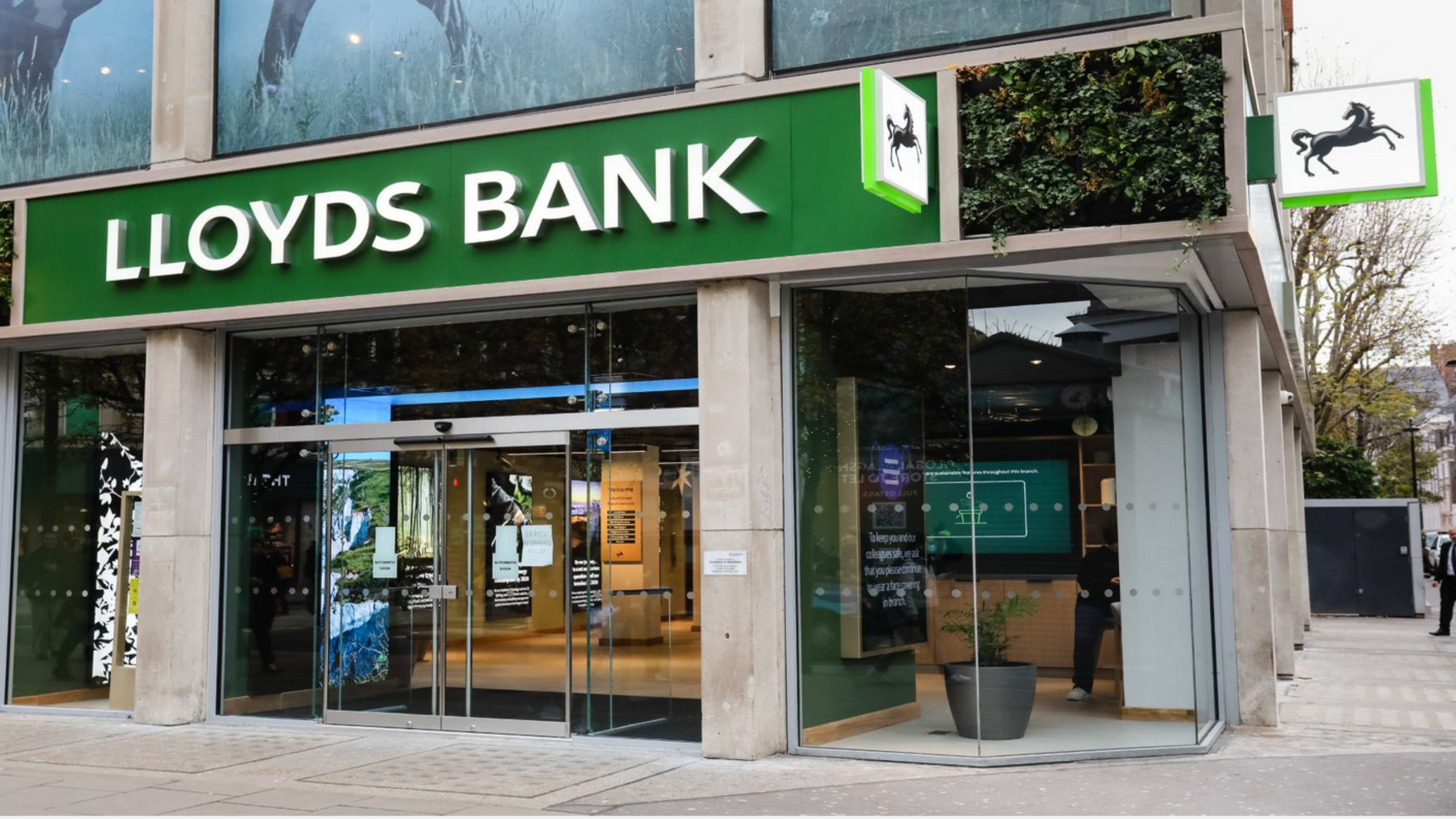 Lloyds Bank Issues Lock Customers Out Of Accounts — Some Couldn't Even Buy Lunch