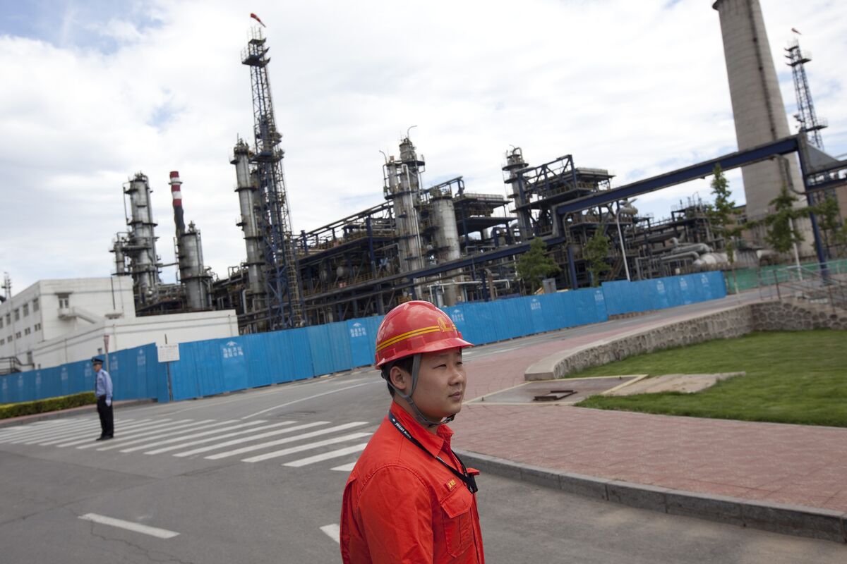 China’s Oil Refiners Face Low Profits, Run Cuts on Fuel Glut
