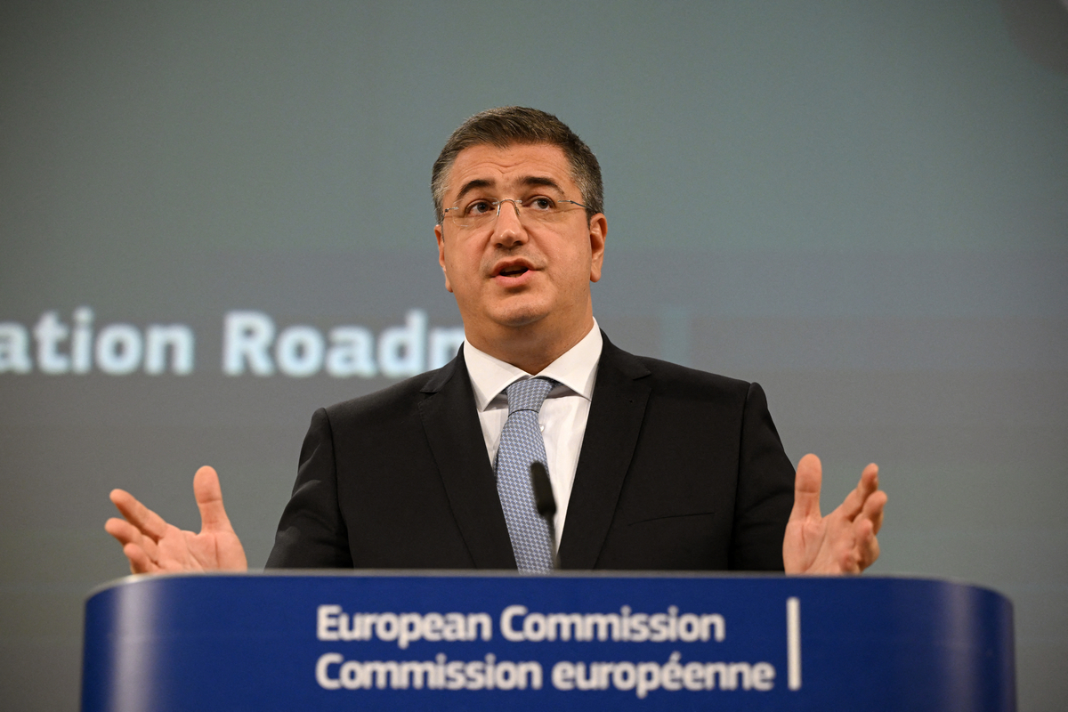 EU mulls mandatory jet fuel sharing if shortage hits