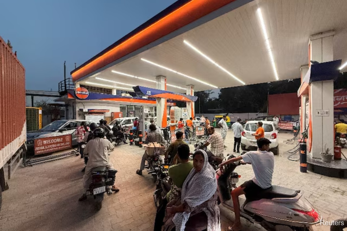 Indian retailers raise fuel prices again in response to Iran war