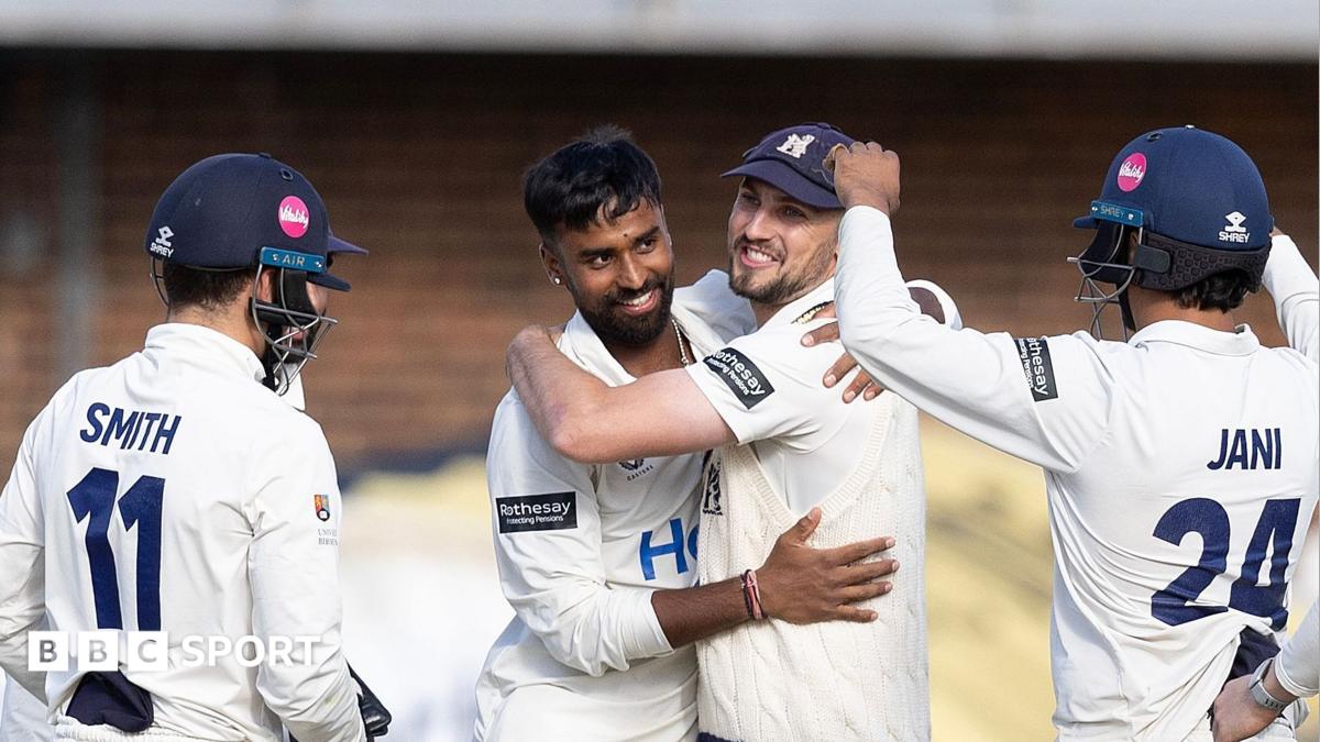 Bears beat Essex to go top of Division One