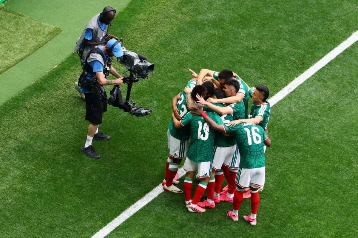 Quinones and Jimenez fire Mexico to opening World Cup win over nine-man South Africa