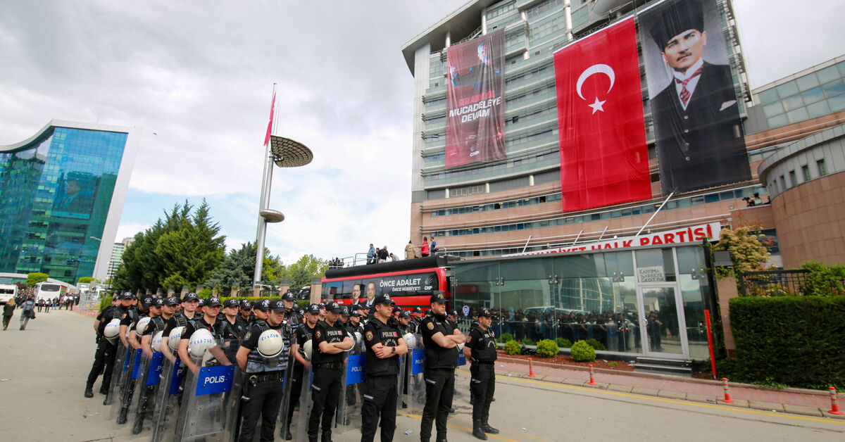Turkish riot police enter opposition headquarters to evict ousted leaders