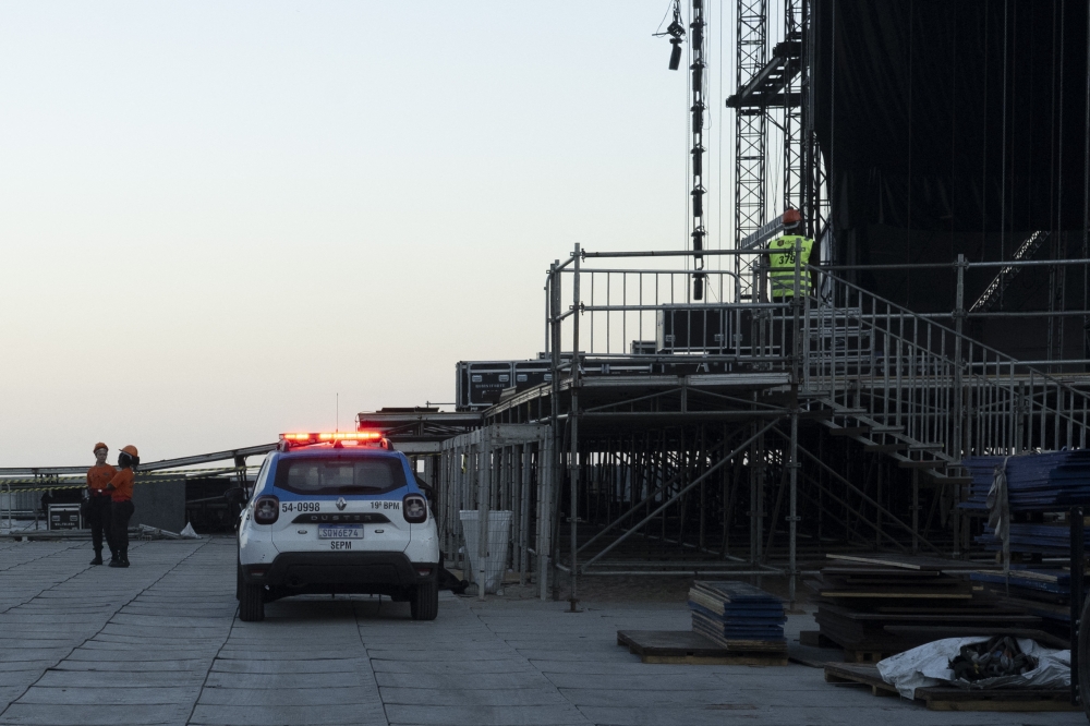 Worker dies during stage assembly for Shakira concert in Rio