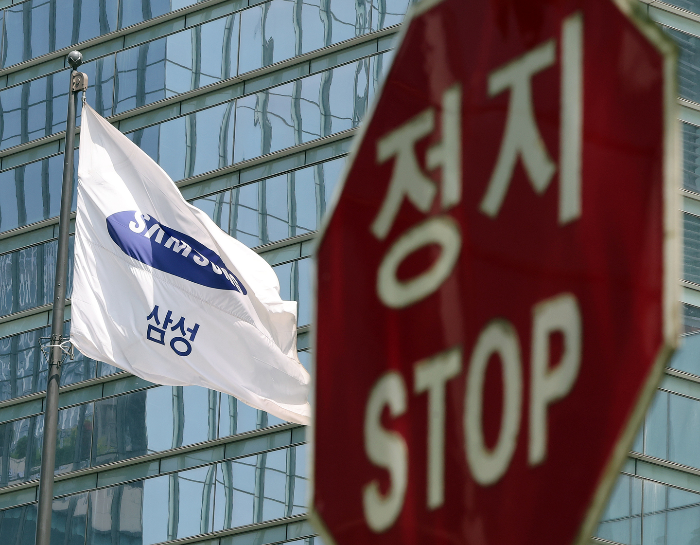 Samsung Electronics, labor union resume mediation talks ahead of planned strike