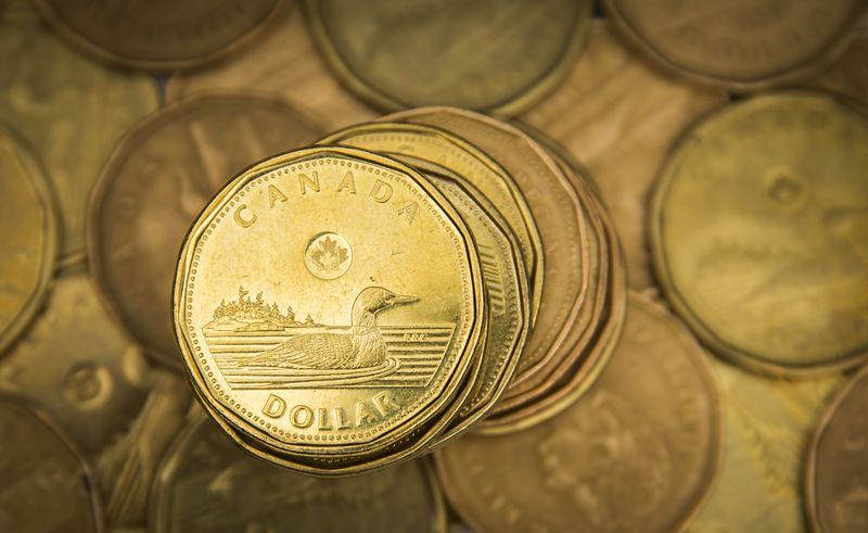Canadian dollar falls for third straight week as higher gas prices scar consumers